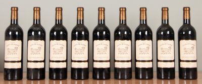 six bouteilles de vin sont alignées sur une table