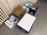 un tas de cartons et d'autres objets posés par terre