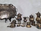 un plateau en argent et des couverts en argent posés sur une table blanche