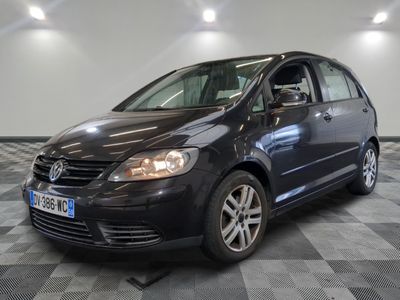 La Volkswagen B-Cross est garée sur un sol en carrelage à damier.