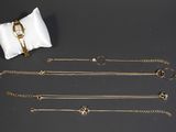 une collection de bijoux en or comprenant des bracelets, des bagues et une bague