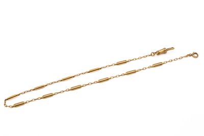 une paire de bracelets en chaîne en or sur fond blanc