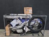 une moto posée sur un chariot dans le garage