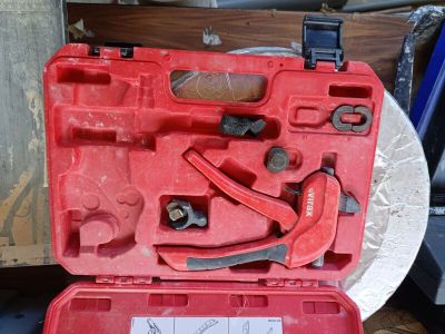 une caisse à outils rouge avec des outils sur une table