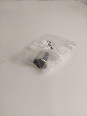 un sac en plastique contenant une vis, posé sur une table