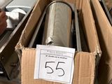 une boîte en carton contenant un certain nombre d'objets