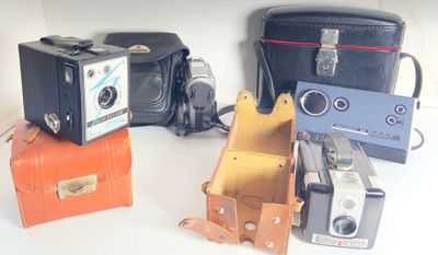 quatre types différents d'appareils photo posés sur une table