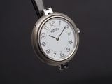 un gros plan d'une montre-bracelet sur fond noir