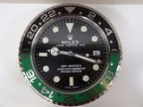 une montre Rolex avec une lunette verte