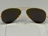 gros plan d'une paire de lunettes de soleil sur une surface blanche