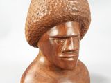 sculpture en bois représentant un homme coiffé d'un chapeau