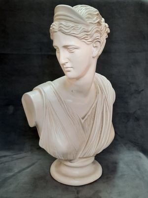 buste en marbre représentant une femme, posé sur un socle, sur fond noir