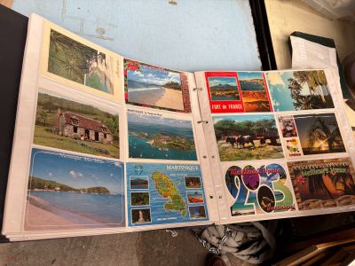 un livre avec des images de différents pays