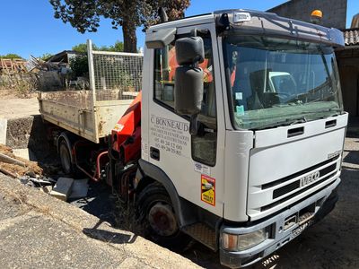 un camion garé sur le côté de la route