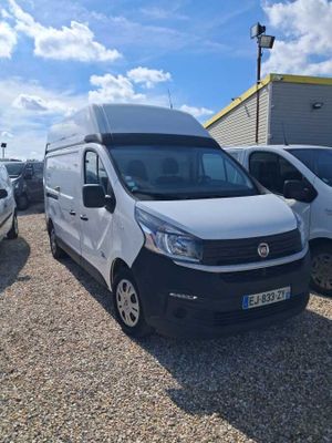 deux camionnettes blanches garées l'une à côté de l'autre dans un parking