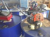 deux fûts bleus surmontés d'un moteur rouge et noir