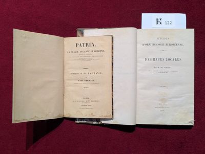 un livre ouvert posé sur une table à côté d'une feuille de papier