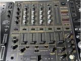 un gros plan d'un contrôleur de DJ posé sur une table