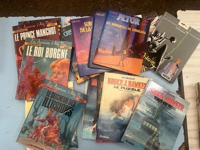 un grand nombre de livres posés sur le sol