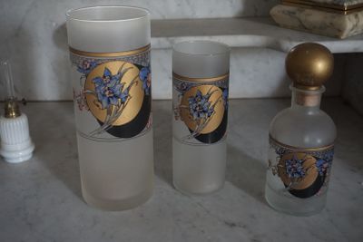 deux verres et une bouteille posés sur un comptoir