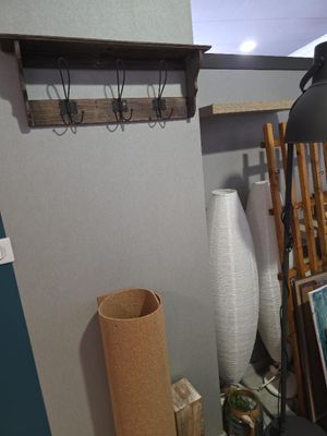 une photo d'une pièce avec une lampe et un tableau accroché au mur