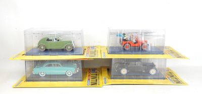 trois petites voitures exposées dans une vitrine