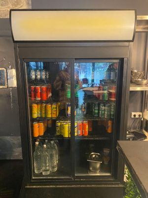 un réfrigérateur qui contient beaucoup de boissons
