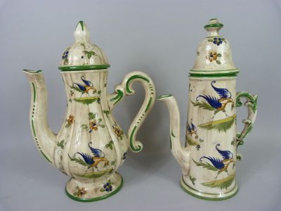 une paire de théières en porcelaine ornées de paons et de fleurs