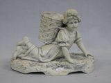 une figurine représentant une femme portant un panier sur le dos