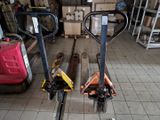 deux chariots élévateurs qui se trouvent dans un entrepôt