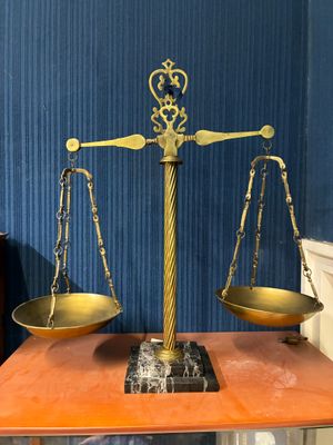 une balance posée sur une table dans une pièce