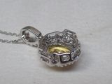 collier en argent fin orné d'une topaze jaune entourée de diamants