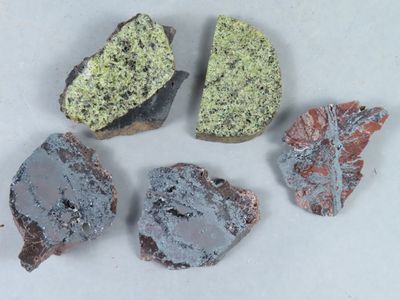 quatre types de roches différents sont représentés sur une surface blanche
