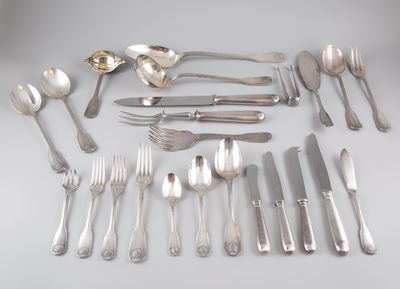 beaucoup de cuillères et de fourchettes en argent sur la table