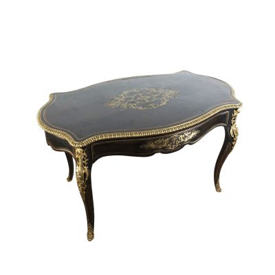 une photo d'une table basse noire et dorée sur fond blanc