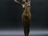 une image représentant une statue en bronze d'une femme posée sur un socle en marbre