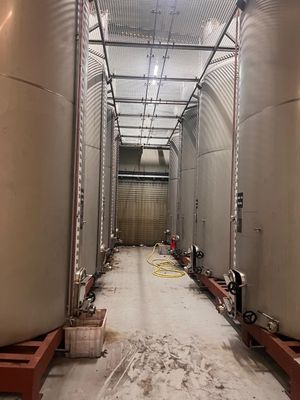 1 série de 8 cuves inox de 264 hl avec sans pied (avec suppo…