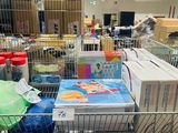 un caddie rempli d'articles dans un magasin