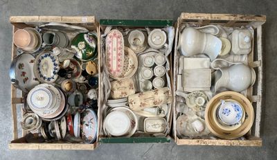 deux boîtes remplies de différents types d'assiettes et de bols