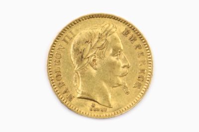 une image d'une pièce d'or sur une surface blanche