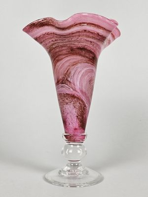 vase en verre violet orné d'un motif en spirale sur un socle transparent