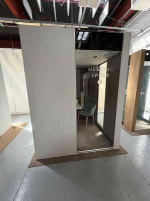 une pièce équipée d'une porte vitrée et d'une chaise