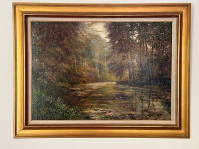 un tableau sur le mur d'une pièce avec un tableau sur le mur