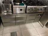 une cuisine équipée d'une cuisinière, d'un four et d'un évier