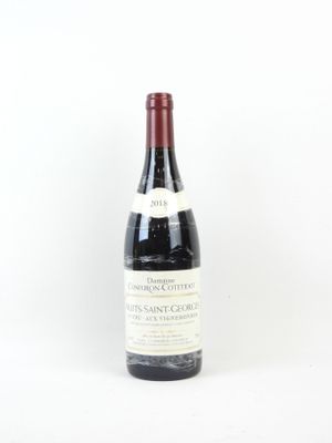 une bouteille de vin posée sur une table