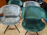 trois chaises dans une pièce, avec un tapis et un bureau à l'arrière-plan