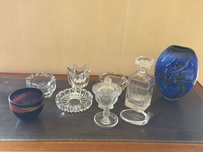 un grand nombre d'objets en verre posés sur une table