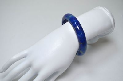 bracelet en verre bleu avec un fermoir en argent