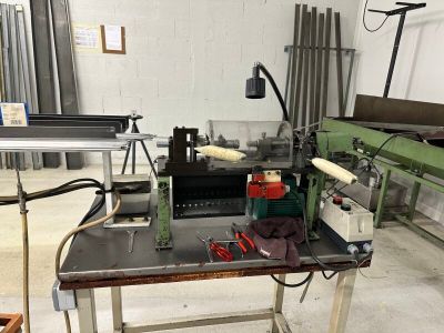 une machine posée sur une table dans une pièce