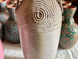 de nombreux vases posés sur une table